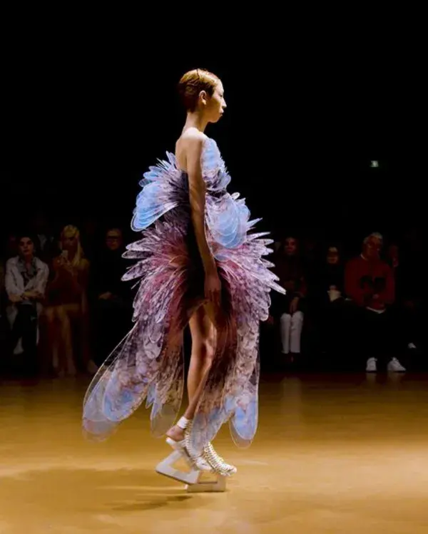 www.irisvanherpen.com