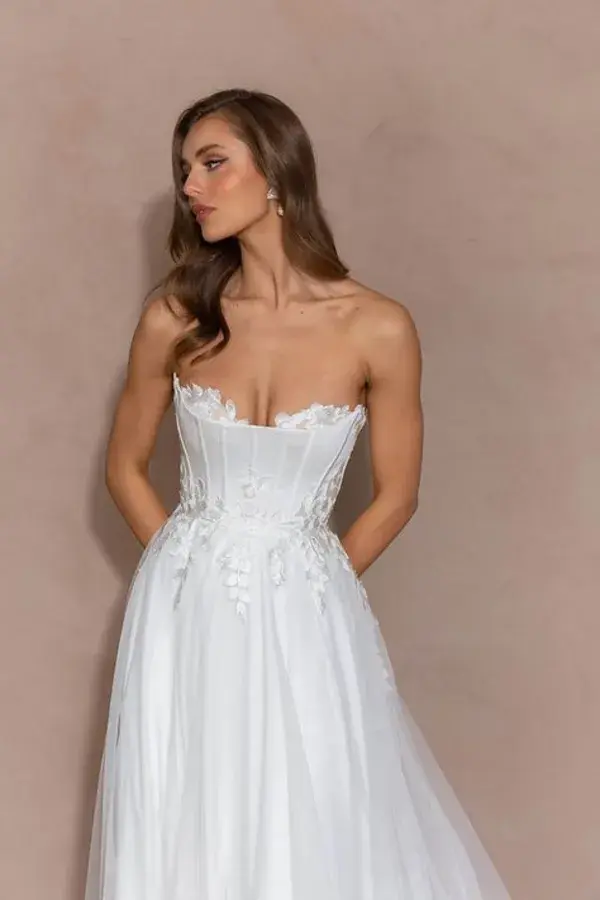 www.larabellebridal.com