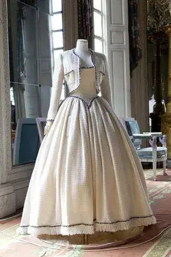 hoop-skirts-and-corsets.tumblr.com