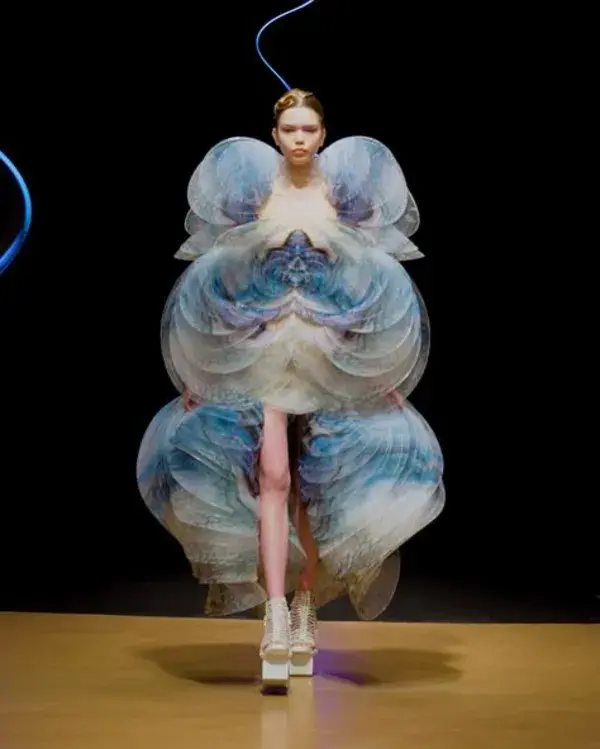 www.irisvanherpen.com