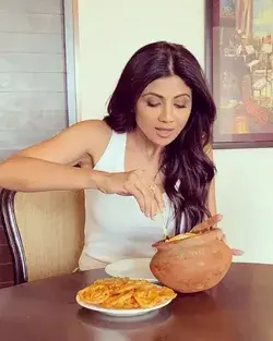 Shilpa Shetty trying lucknow’s famous Makkhan Malai with Jalebi on Nikamma shoot