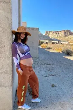 Pregnant Emily Ratajkowski returns to honeymoon location where she posed naked