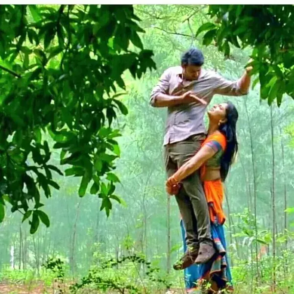 Anushka Shetty Lifting Prabhas