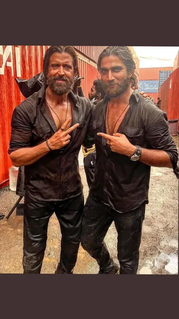 @hrithikroshan with his body double Mansoor Ali Khan! . . #hrithikroshan