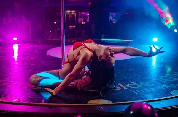 Девушка pole-dance