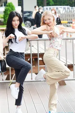 ITZY Yuna & Chaeryeong 2022 Street Fashion Blonde hair 220715 Music Bank SNEAKERS