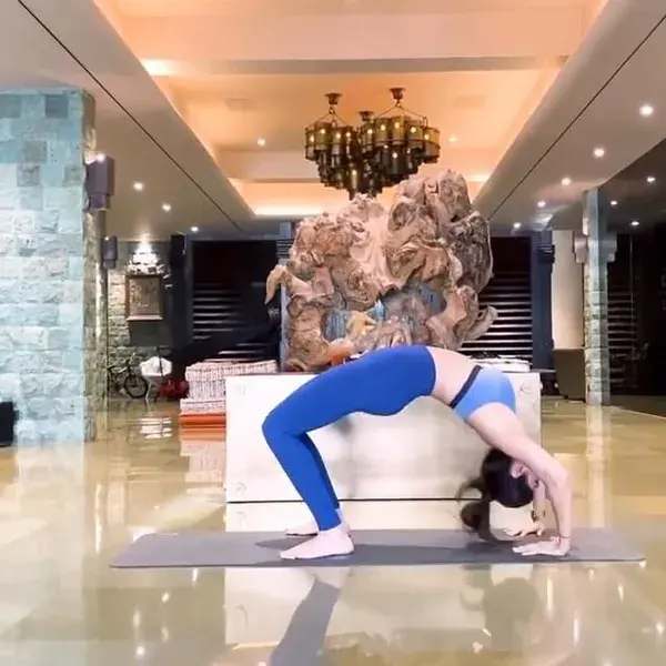 Shilpa shetty stretching 🙆‍♀️ variations of surya namaskar yoga 🧘‍♀️ corona time 