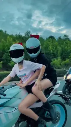 Damn😡😡the two of them snatched my shot！😭😤😭😤#motogirl #tiktok #bike #cutegirl #sexy