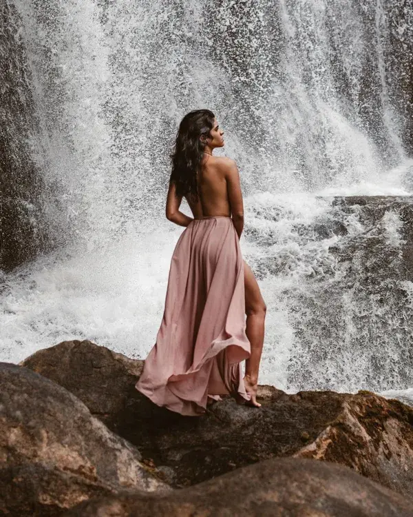 Ensaio sensual feminino na cachoeira
