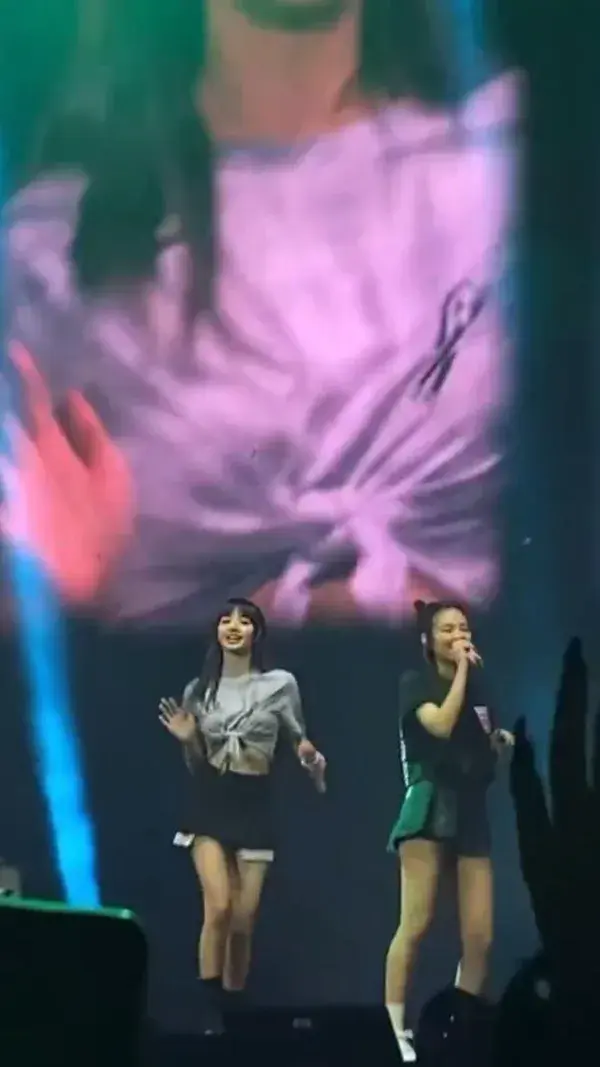 LISA WITH HER FAV TAMBOURIN 😂 #JENLISA || BLACKPINK WORLD TOUR [BORN PINK] COPENHAGEN