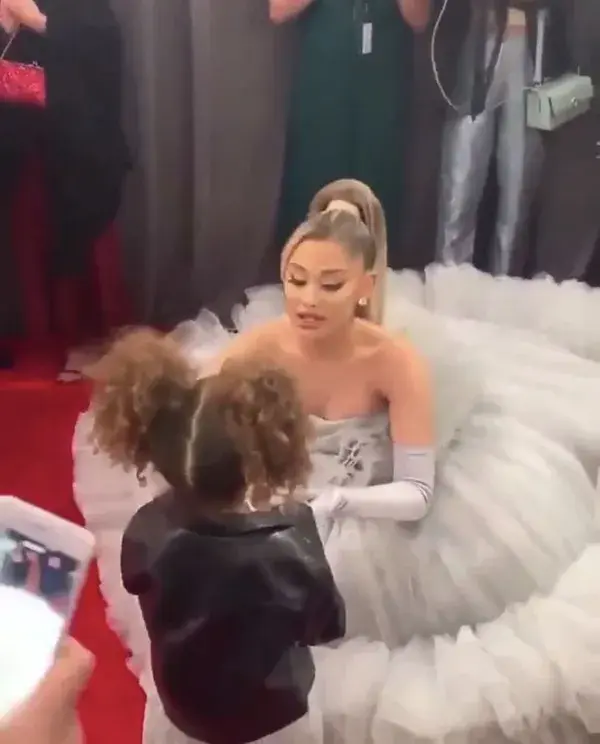 ariana talking to a kid at the grammys 2020