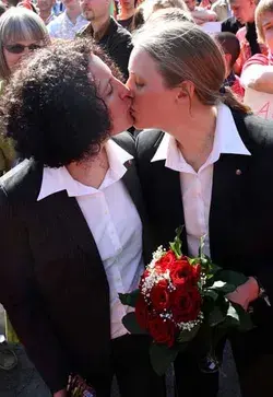 lesbianweddings.tumblr.com