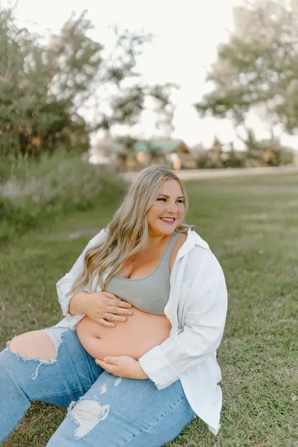 Plus size maternity pictures taken by Bree Smith Photography