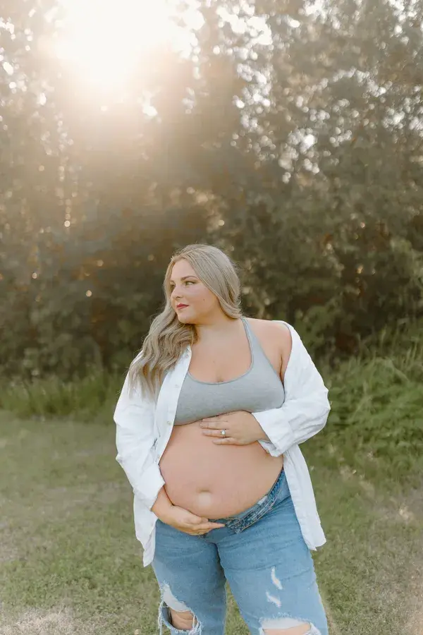 Plus size maternity pictures taken by Bree Smith Photography