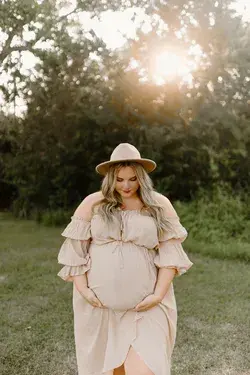Plus size maternity pictures taken by Bree Smith