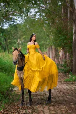 Ensaio debutante, vestido amarelo, bela e a fera