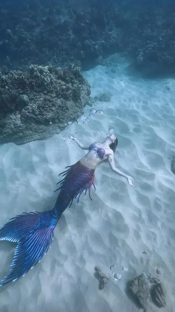 Blowing bubble rings underwater as a real life mermaid 🫧