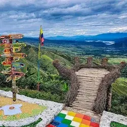 Montaña de la mano del gigante "COLOMBIA" 