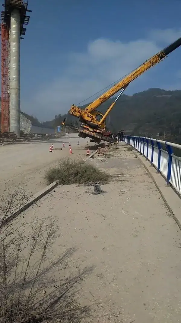 Near Fall For Mobile Crane