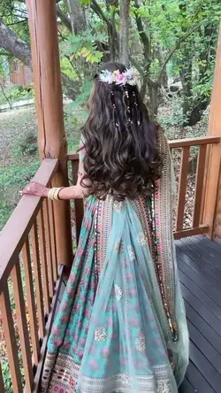 Wavy Hair with floral accessories is a perfect hairstyle to oomph up your Mehendi ceremony look!