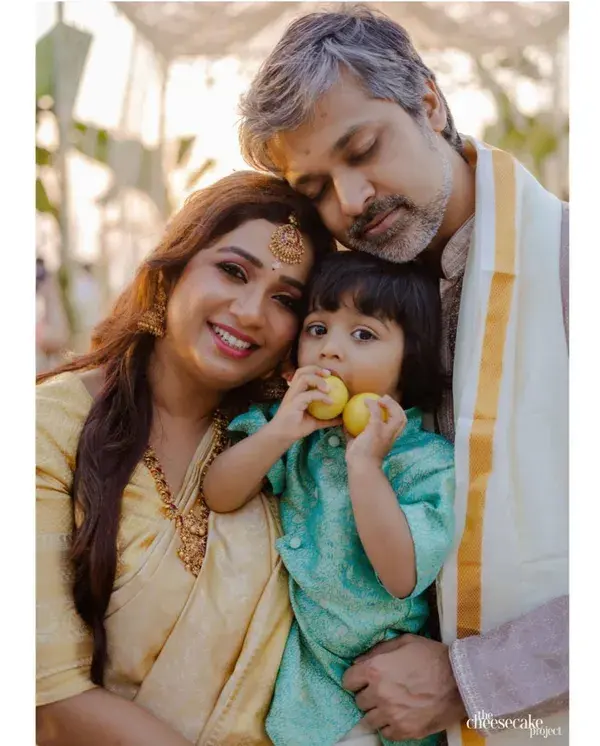 Shreya Ghoshal Shares Family Picture From Her Brother's Tamil Wedding, Looks Pretty In Silk Saree