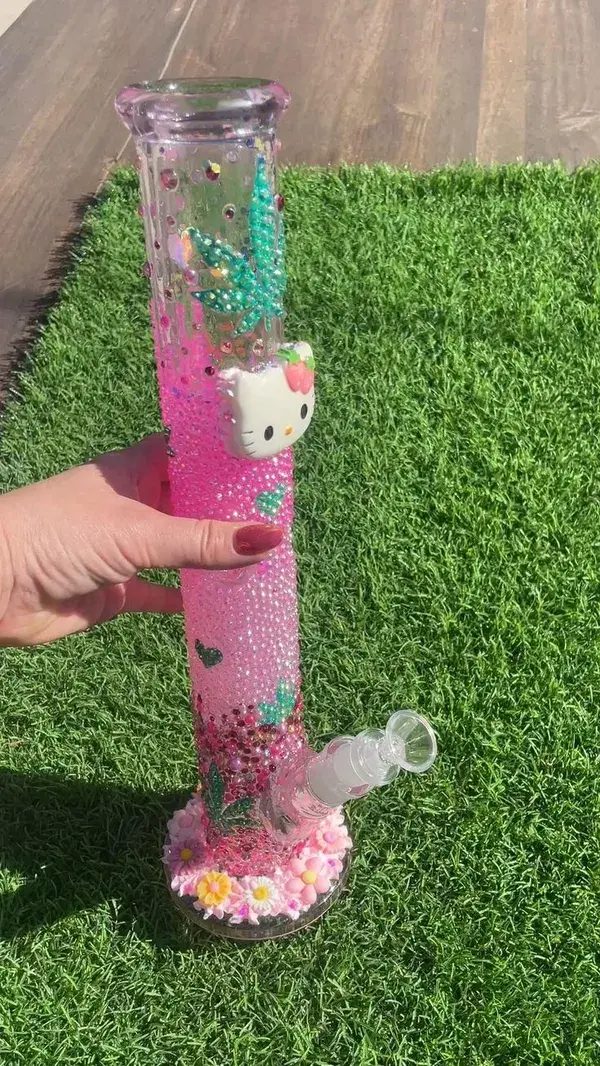 Hello Kitty Cannabis Queen Sparkle Bong