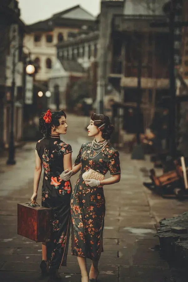 qipao
Chinese Traditional Outfit