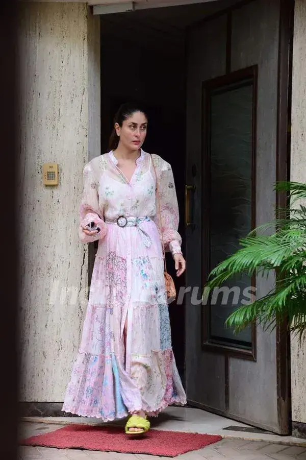 Kareena Kapoor Khan spotted at her residence