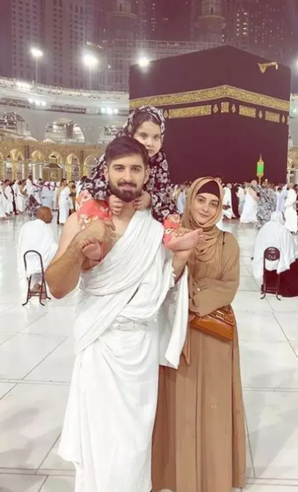 Aiman Khan and Muneeb Butt with their daughter Amal Muneeb in Haram Shareef performing Umrah