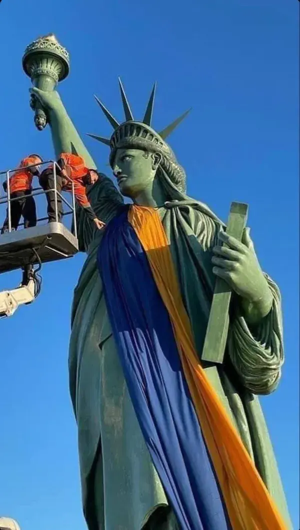 Statue of Liberty in USA+Ukraine