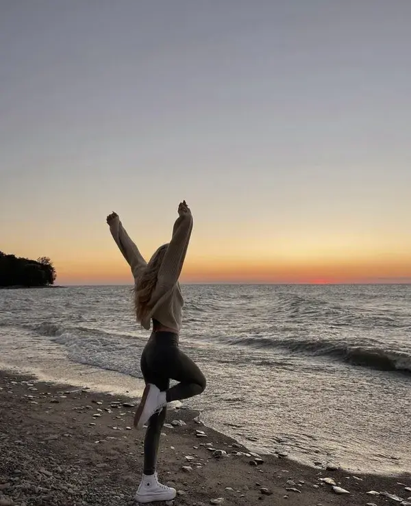 beach pose