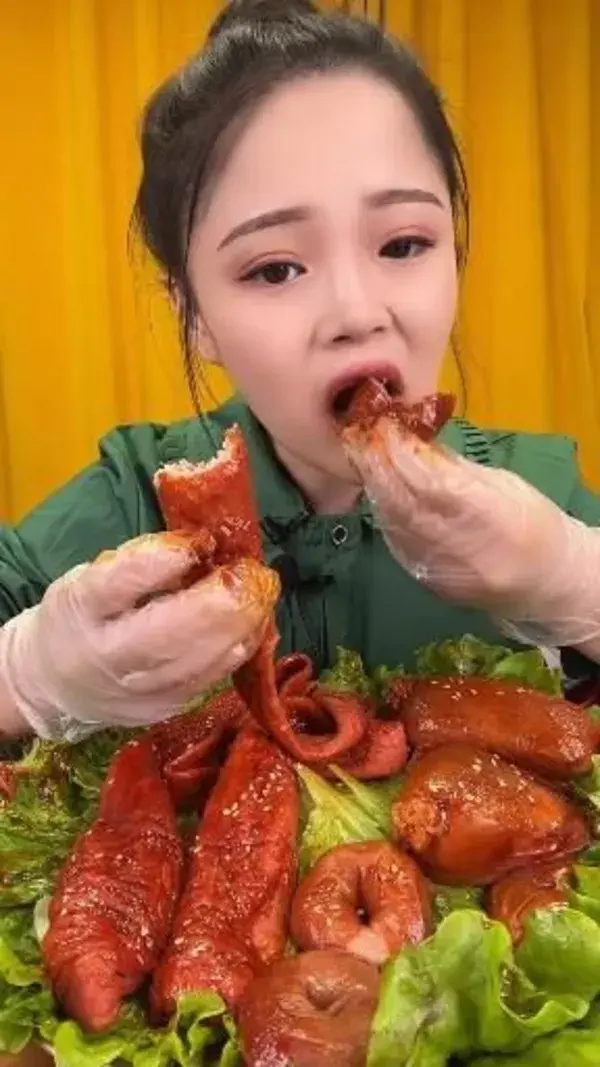 ASMR & MUKBANG