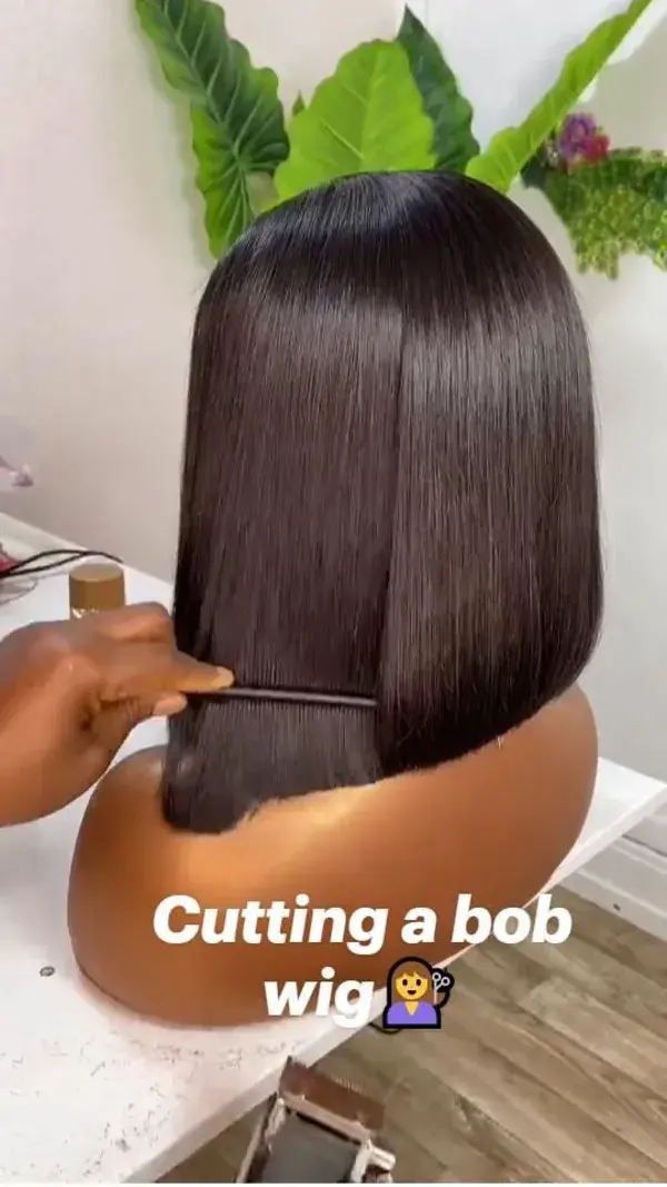 Cutting a bob wig💇