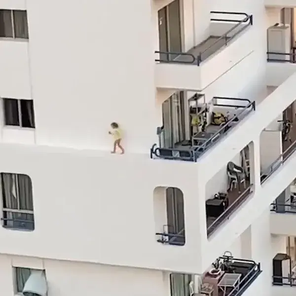 Esta niña caminaba por el borde de un edificio en España