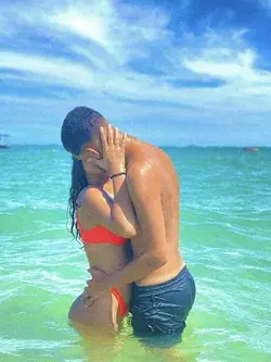 casal na praia