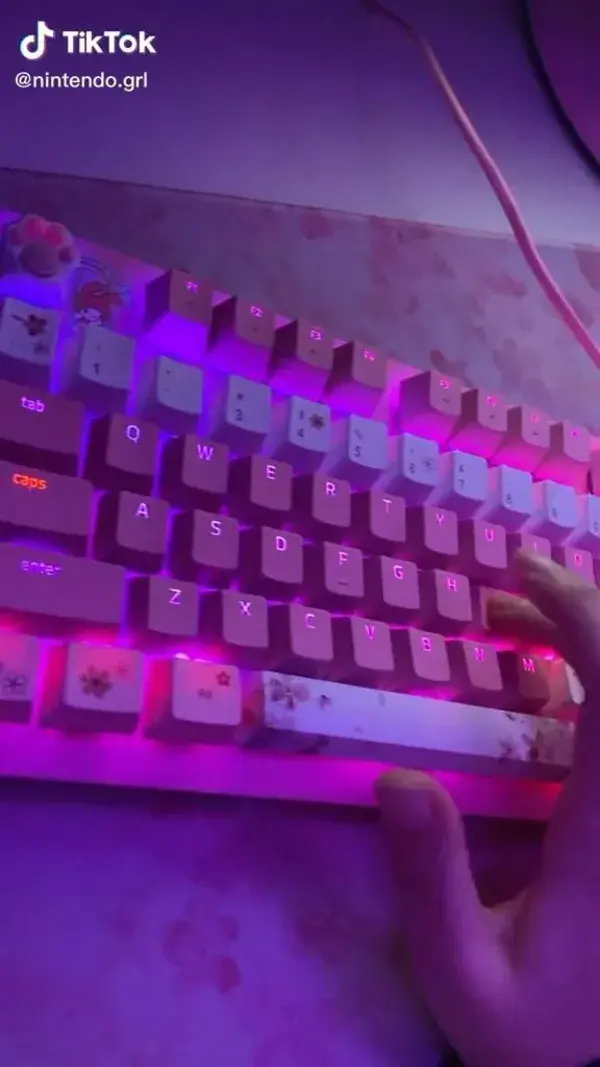 cute gamer keyboard 💕