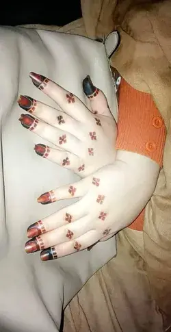 girls hand dpzz