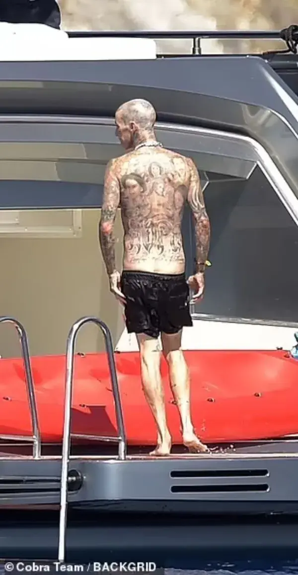 Kourtney Kardashian and Travis Barker on vacation in Italy – Passionate touches, bold poses