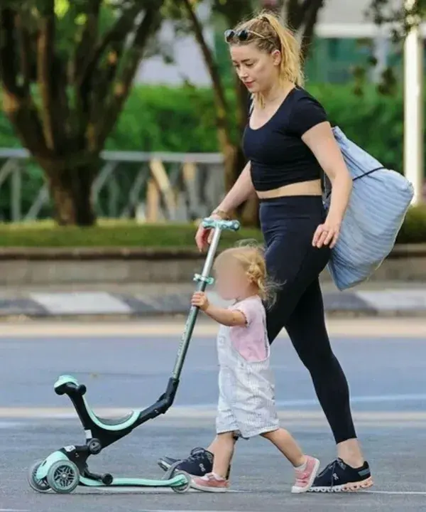 Amber Heard and her daughter (2023)