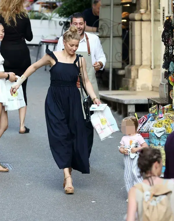 Amber Heard and her daughter strolling through Italy.