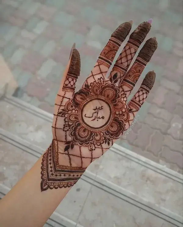 Top stylish mehndi design for 2021 brides.