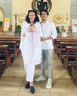 7 Momen Djiwa, Anak Nadine Chandrawinata Dibaptis, Pakai Dress Bekas Ibunya