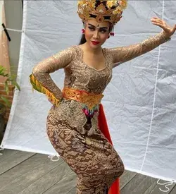8 Foto Mayang Adik Vanessa Angel Jadi Gadis Bali, Manglingi Pakai Full Makeup