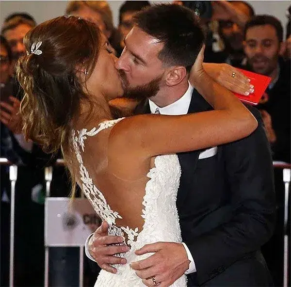 Inside the Life of Lionel Messi and Antonella Roccuzzo: Exclusive Photos on Pinterest. (d