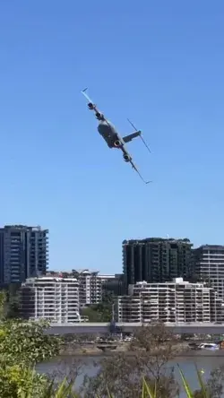 C-17 Globemaster flying low over Brisbane ✈️