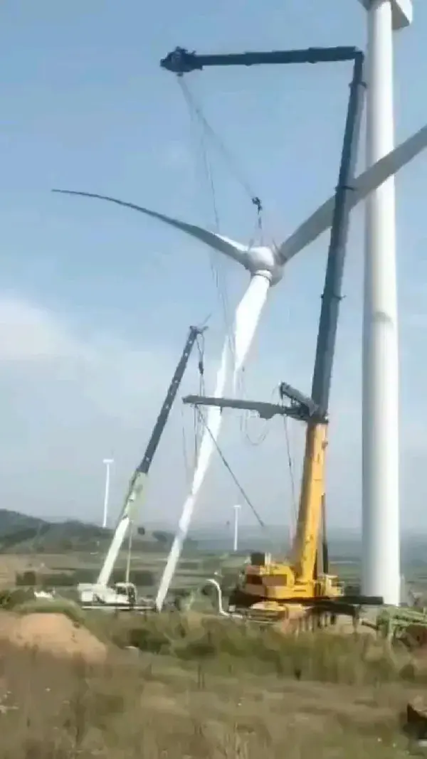 Accident in wind turbine installation... 😨👷🏻‍♀️👷🏻