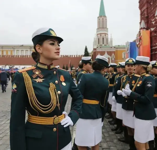 ladies-in-uniform.tumblr.com