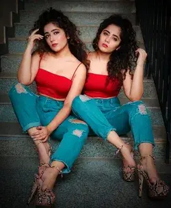 cute twin sisters photo poses ideas | twin sister photoshoot poses