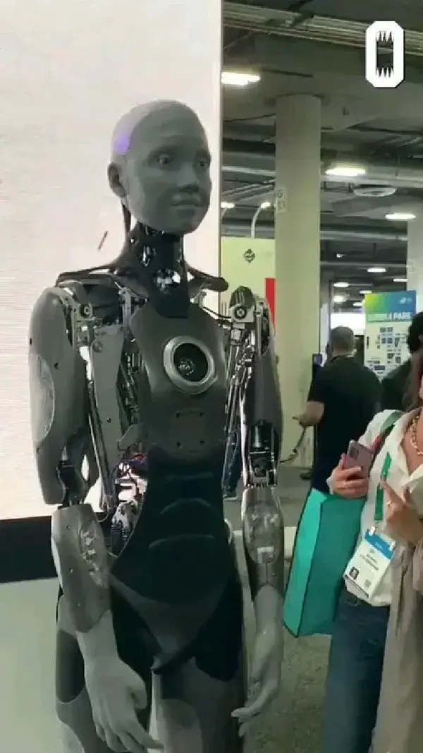 Robot Ameca at CES
