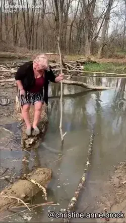 Funny Video's granny slip in water 